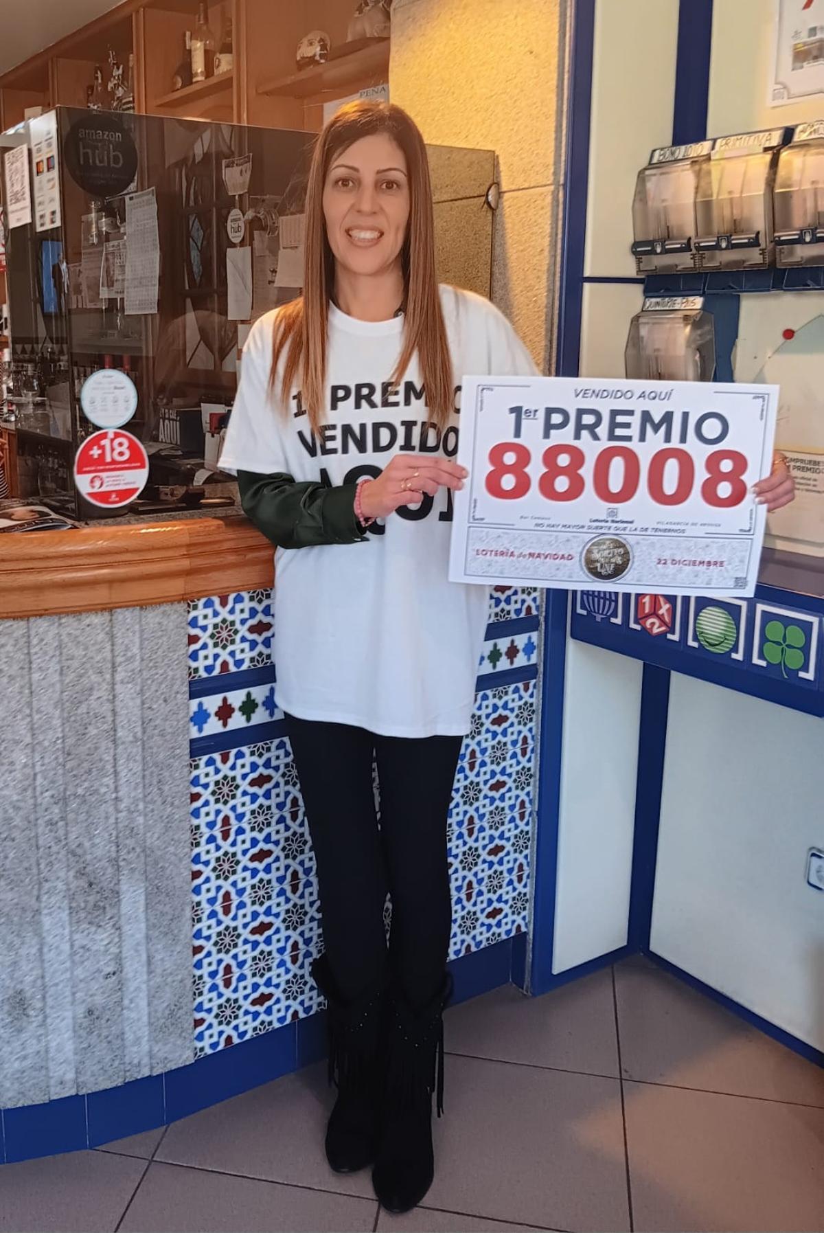 Nati Campos, con el número que dio el premio gordo de Navidad en 2023.