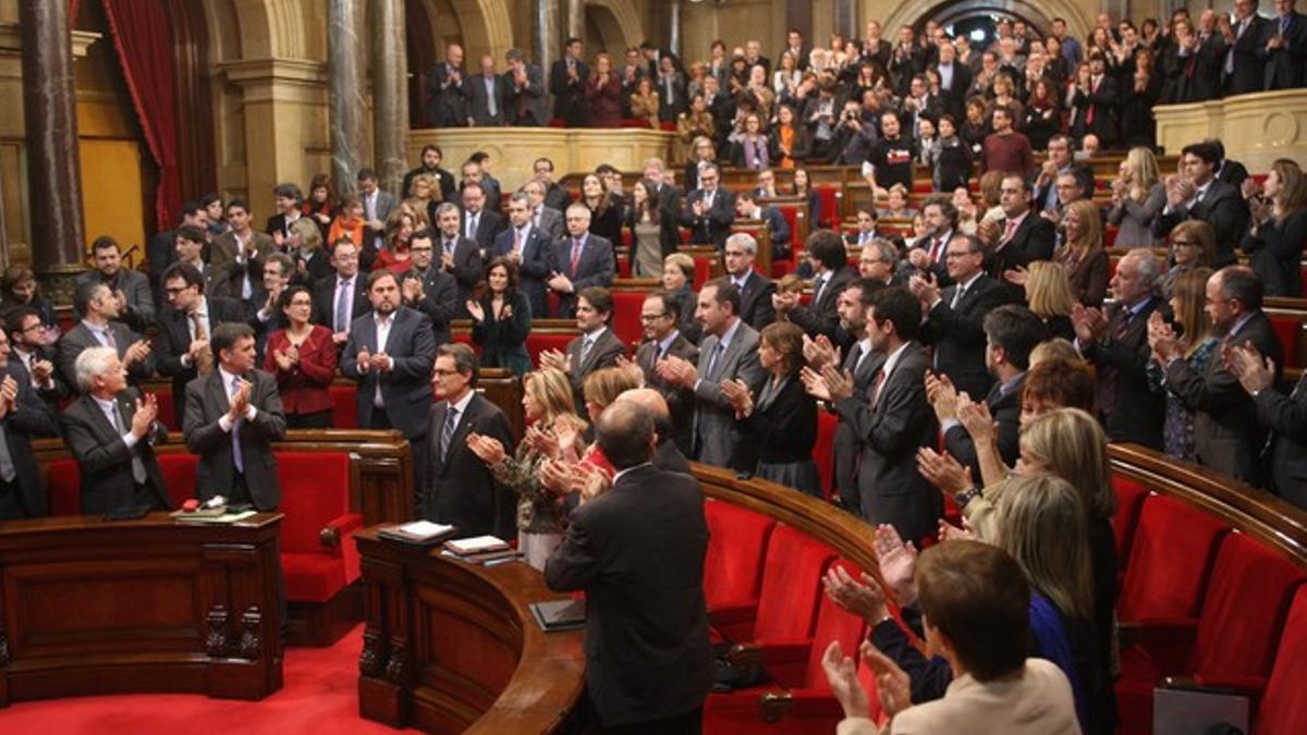 Artur Mas, aplaudido en el Parlament tras ser reelegido 'president' de la Generalitat, este viernes.