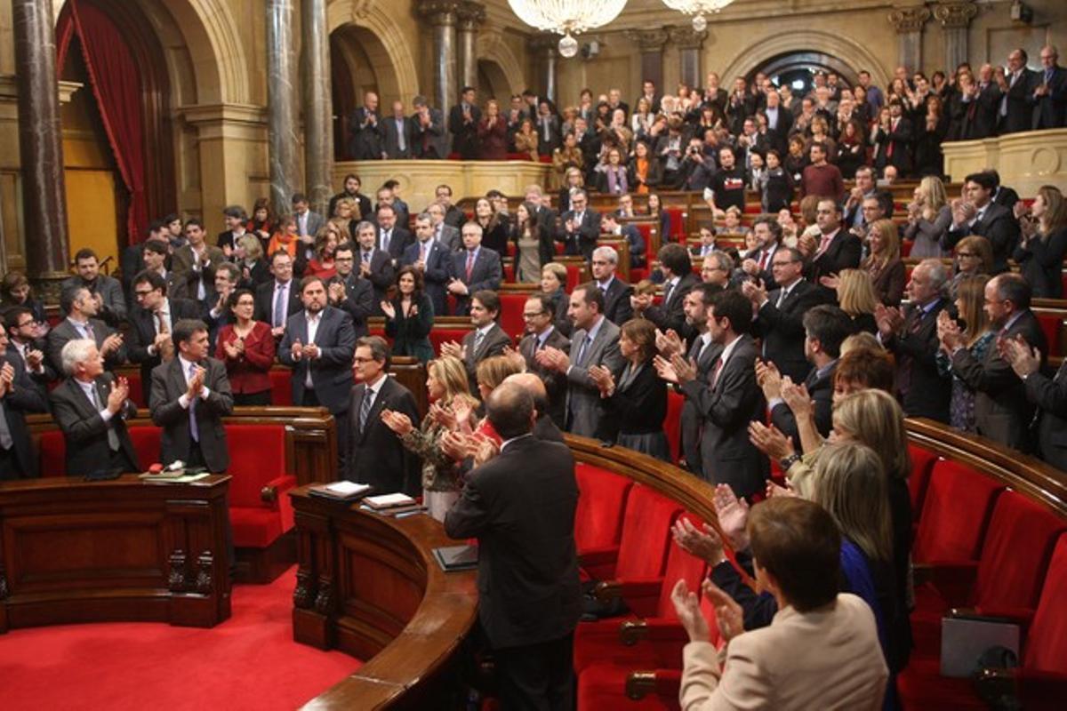 Artur Mas, aplaudit al Parlament després de ser reelegit president de la Generalitat, aquest divendres.