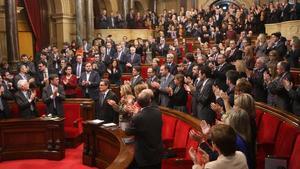 Artur Mas, aplaudido en el Parlament tras ser reelegido ’president’ de la Generalitat, este viernes.