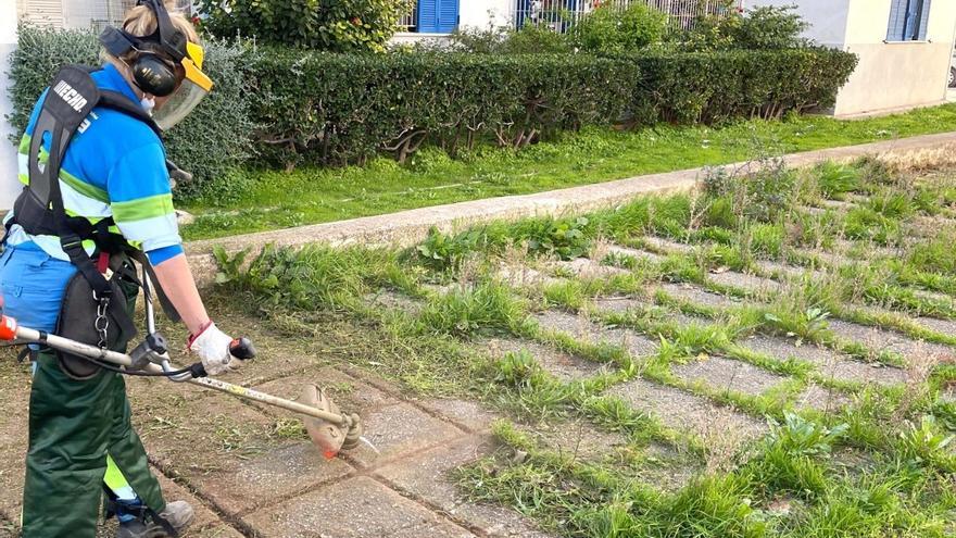 Un operario desbroza una de las calles en las que se ha intervenido.