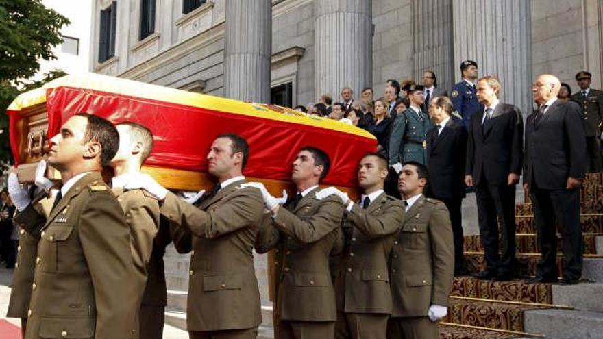 El féretro con los restos mortales del ex presidente del Gobierno Leopoldo Calvo Sotelo fue sacado a las 10.00 horas del Congreso de los Diputados, cubierto con la bandera de España y bajo los acordes del himno nacional, portado a través de la Puerta de los Leones del Congreso por militares del Ejército de Tierra.