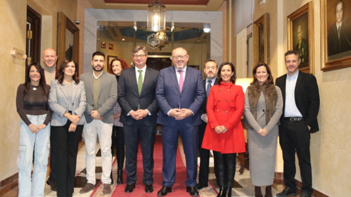 Representantes de los ayuntamientos y de la UCO, tras firmar el convenio.