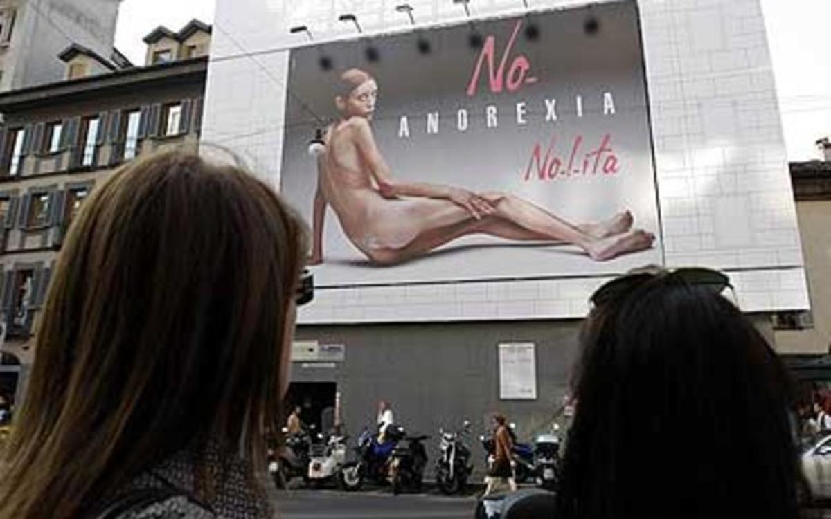 Valla de la campaña contra la anorexia protagonizada por Isabelle Caro.