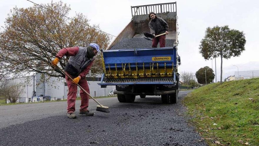 Los trabajos de ayer se realizaron junto al polígono industrial. // Bernabé/Javier Lalín