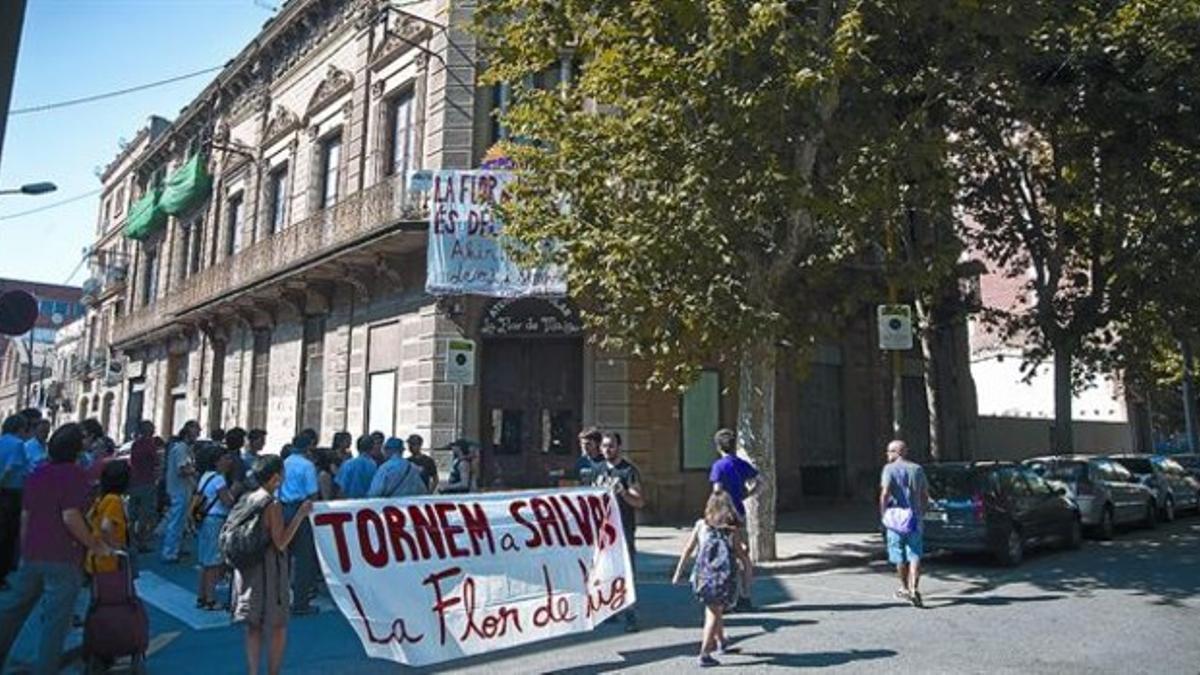 Decenas de vecinos del Poblenou se manifiestan contra el cierre del histórico ateneo La Flor de Maig, ayer por la tarde, en la calle del Doctor Trueta.
