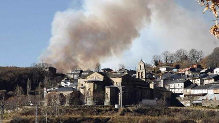 El humo de un incendio declarado en Ribadelago se veía ayer así desde las afueras de San Martín de Castañeda.