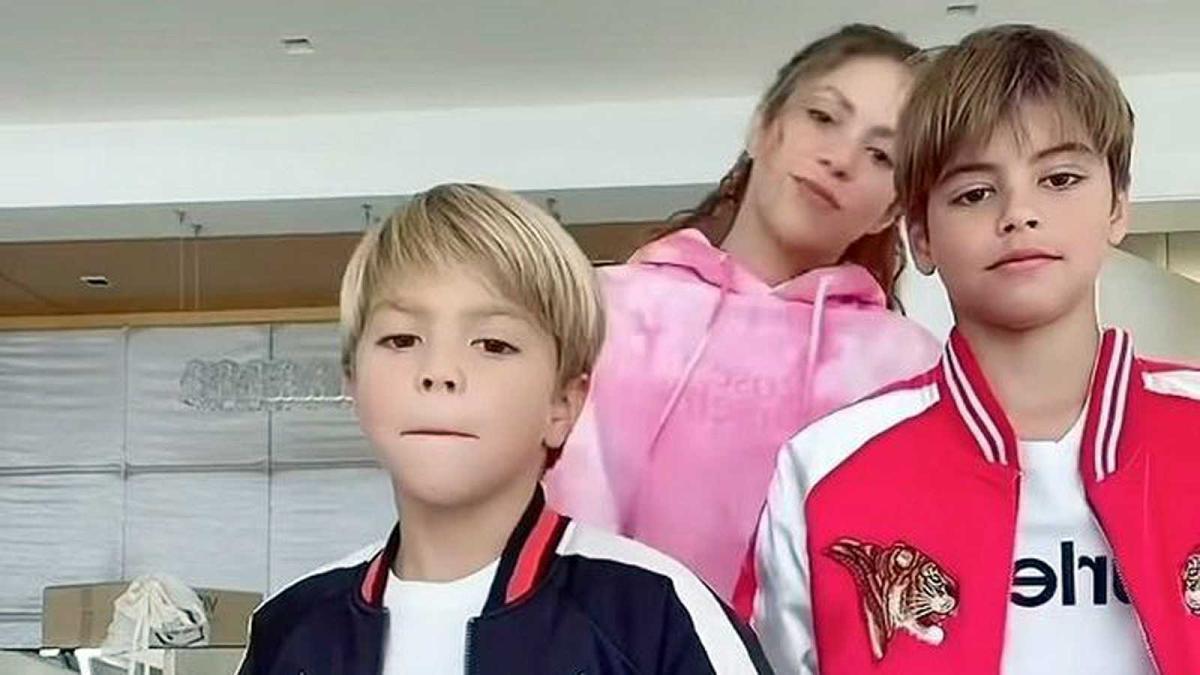 Shakira, con sus hijos Milan y Sasha, en un vídeo que ha enfafado a Piqué.