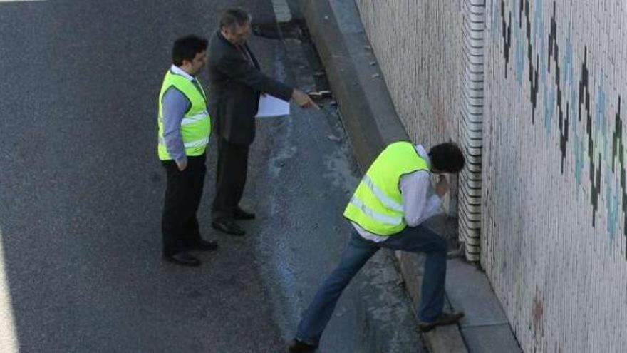 El director de obra de Acciona, ayer por la mañana revisando los daños en el túnel de Beiramar.  // Jesús de Arcos