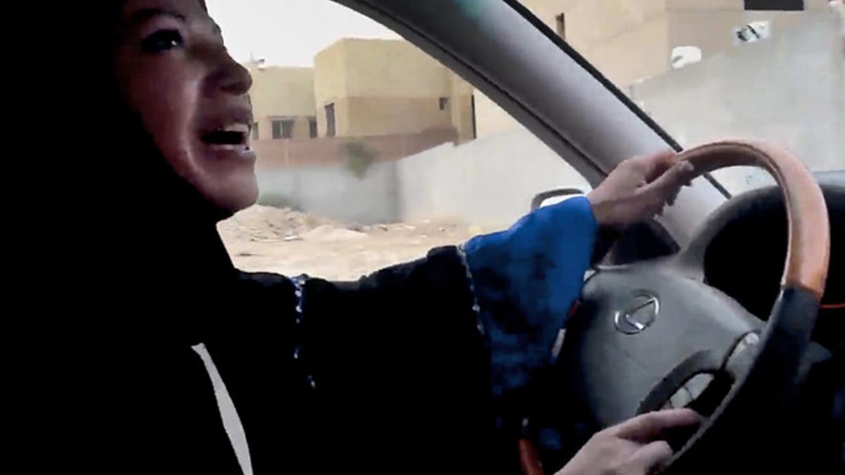 Una activista saudí, al volante de un vehículo en Riad, en una imagen de archivo.