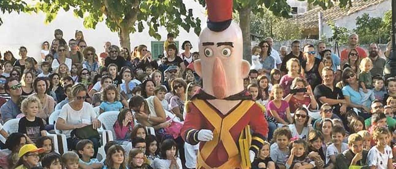 El espectáculo ´Manneken´s piss´ congregó ayer a numeroso público en la plaza de Sant Joan.