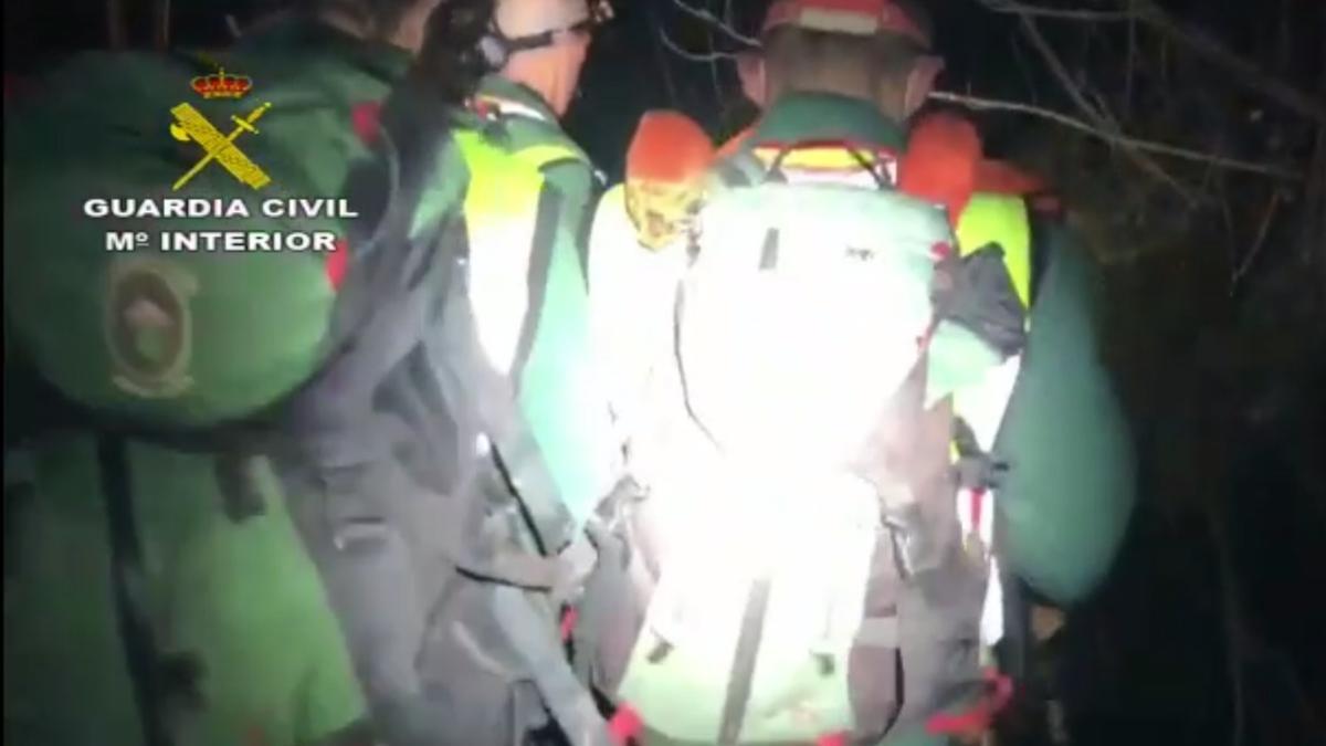 La Guardia Civil rescata a una pareja de Cangas de Onís en una zona boscosa de La Riera (Cangas de Onís)