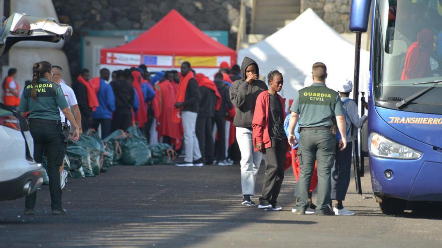 Sanitarios y agentes de la Guardia Civil asisten a los migrantes llegados a El Hierro