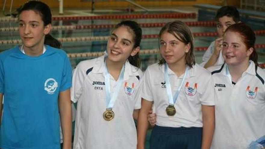 Algunas de las nadadoras galardonadas del Sasa.