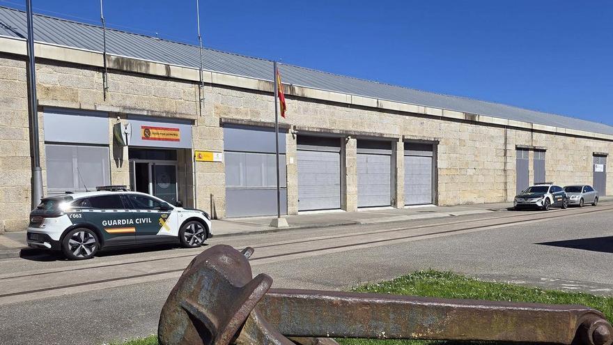 Entregan en Vigo a la Guardia Civil una cartera extraviada con 525 euros y varias tarjetas bancarias