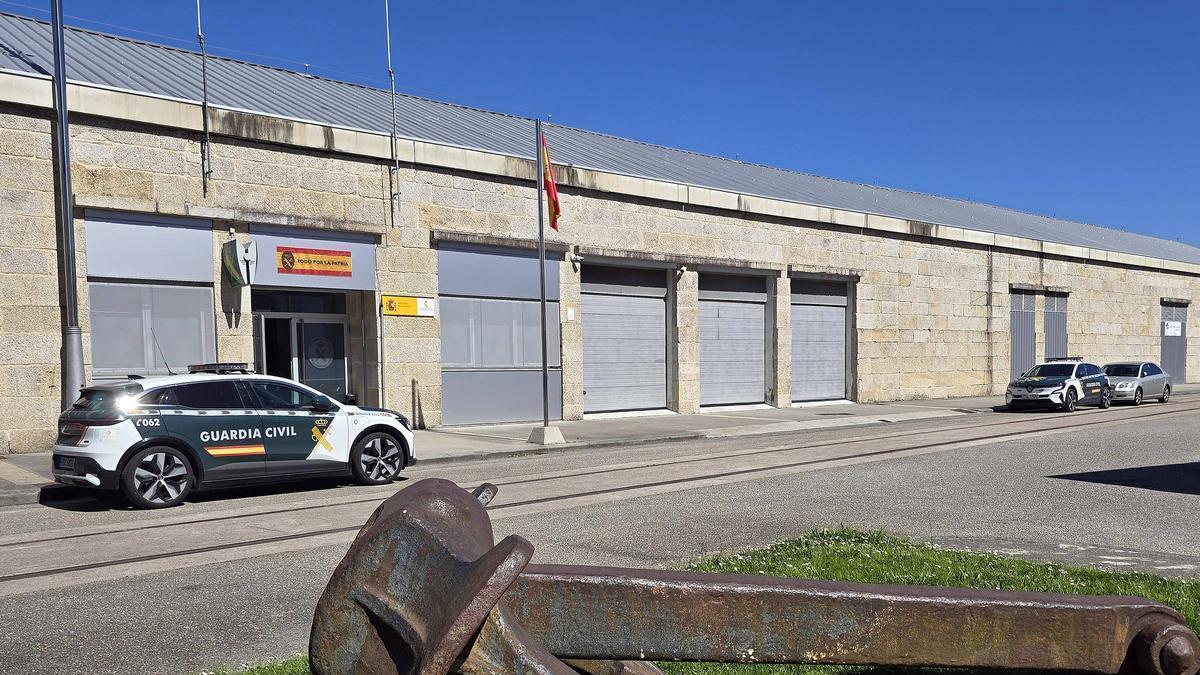 Coche y cuartel de la Guardia Civil en el Tinglado del Puerto de Vigo