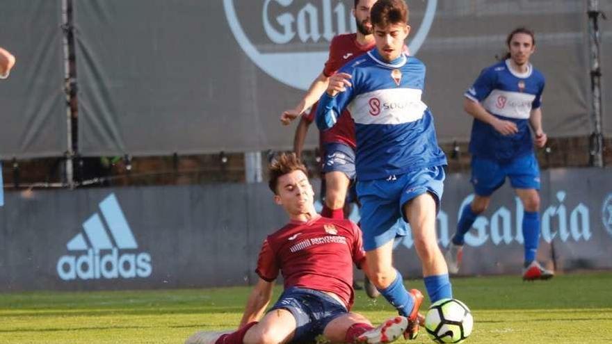 Un jugador del Gran Peña conduce el balón ante la presión de un rival del Pontevedra B. // José Lores