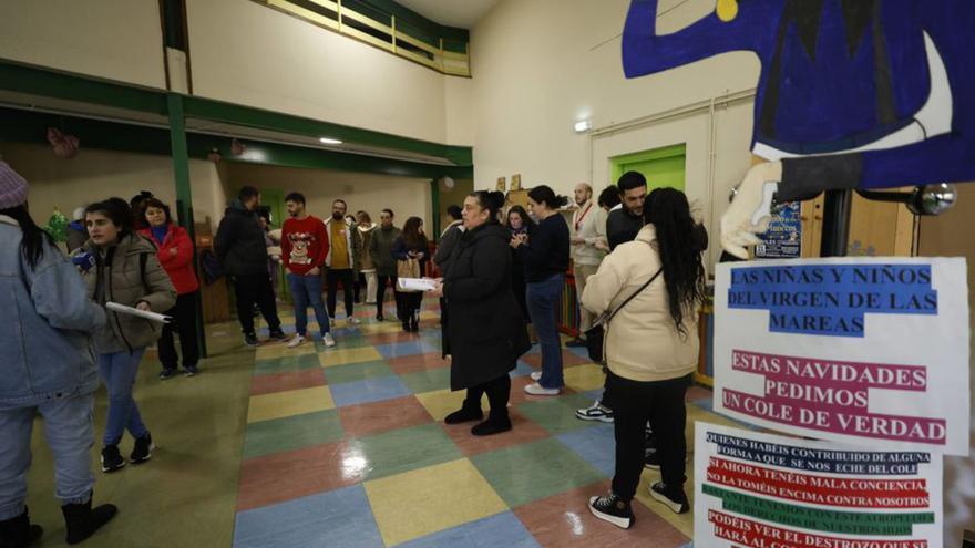 Familias de niños del «Virgen de las Mareas» y del jardín de infancia, ayer, en este último centro. | LUISMA MURIAS