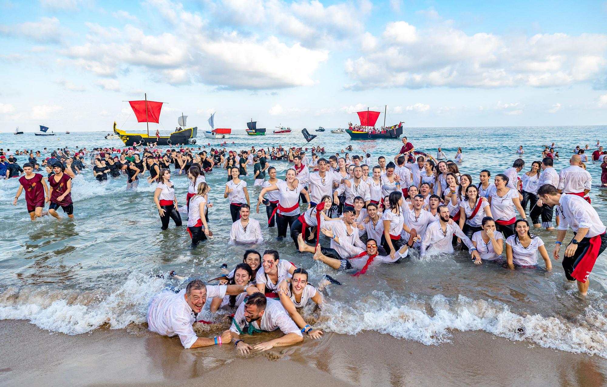 Fiestas de La Vila. Así ha sido el Alijo y la Embajada Contrabandista en la Playa.