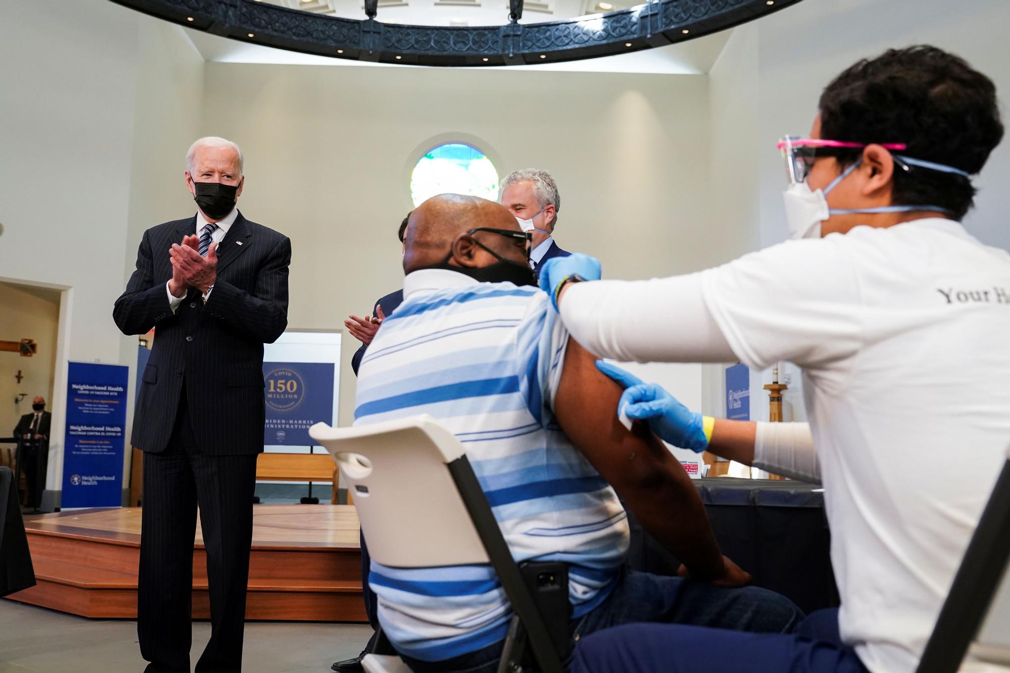 El presidente de EEUU, Joe Biden, aplaude a un hombre que se vacuna en Alexandria, Virginia.