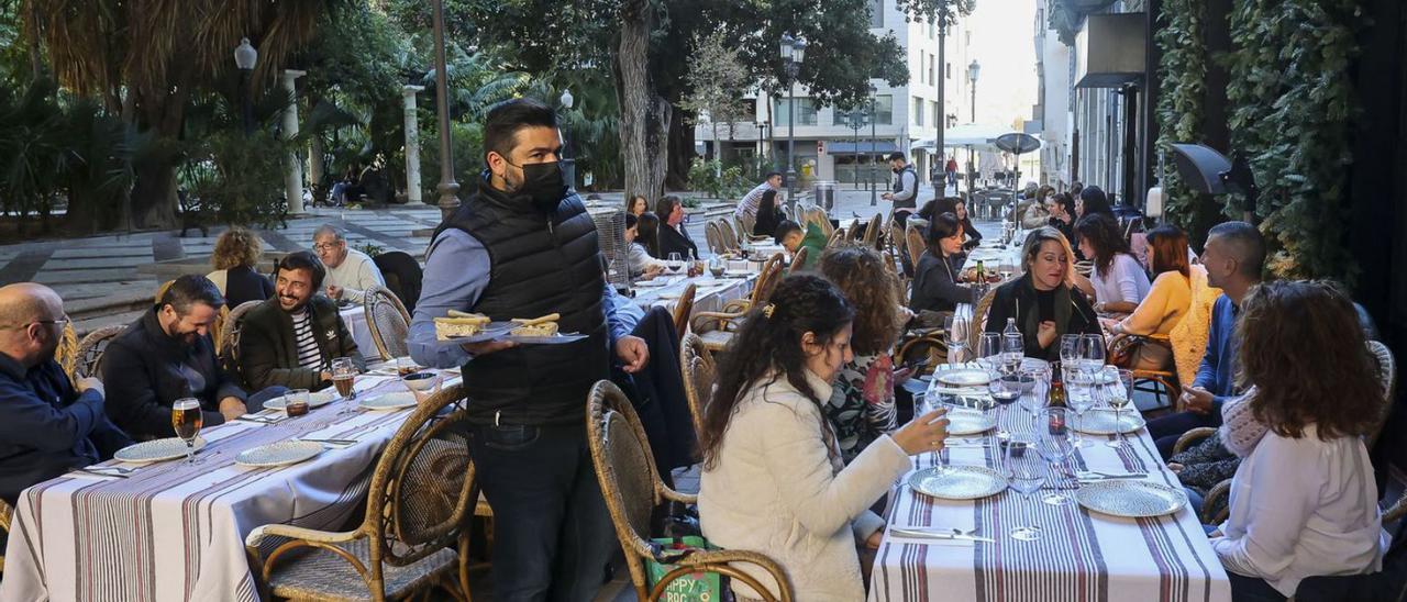 El covid se ensaña con la provincia: 30.400 ocupados menos que antes de la pandemia