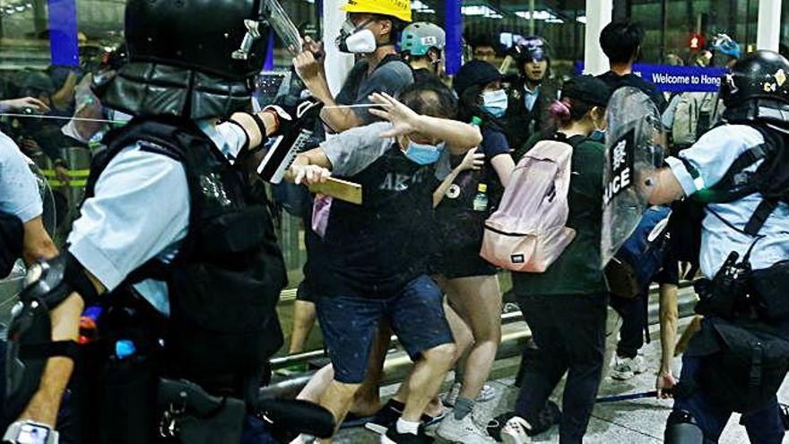 La policia, durant una de les càrregues d&#039;ahir a l&#039;aeroport.