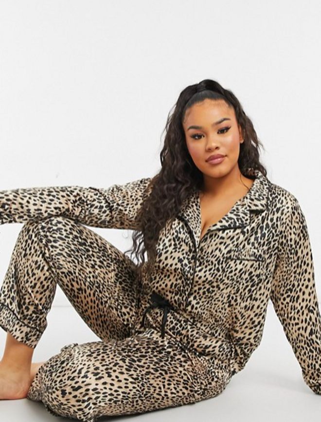 Pijama con estampado animal de satén de New Look Curve