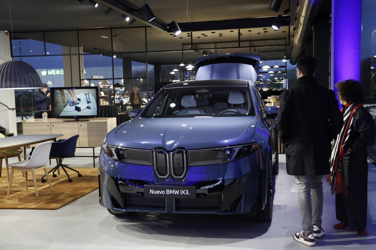 BMW presenta en Santiago el iX3 y las nuevas instalaciones de Amiocar