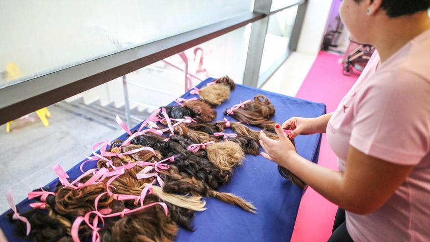 Más de 350 personas &quot;se cortan el pelo&quot; en Torrevieja por el cáncer de mama