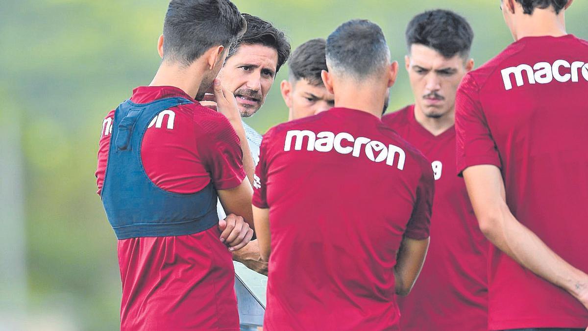 Víctor charla con sus jugadores en un entrenamiento