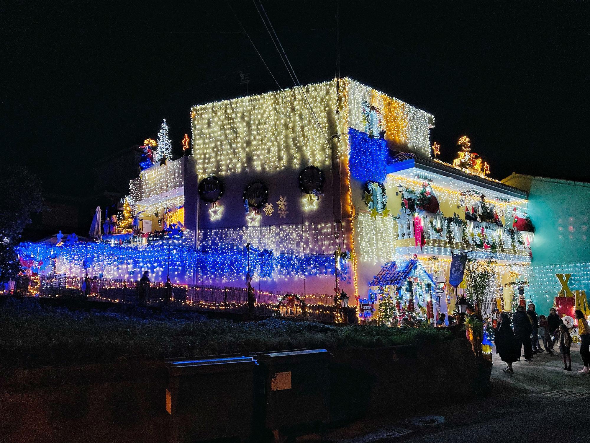 Casa con iluminación navideña en El Boquerón