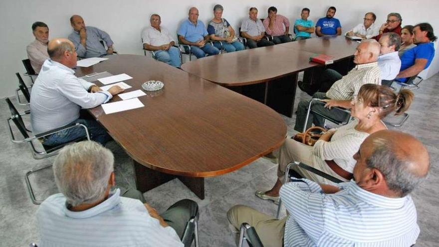 Representantes y alcaldes de la Mancomunidad de Sayagua en la reunión de ayer.