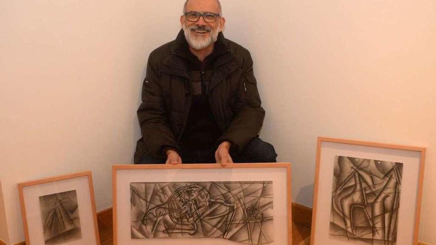 Saúl Otero,con unos cuadros de su última exposición en Cambados, en febrero pasado. // Noé Parga