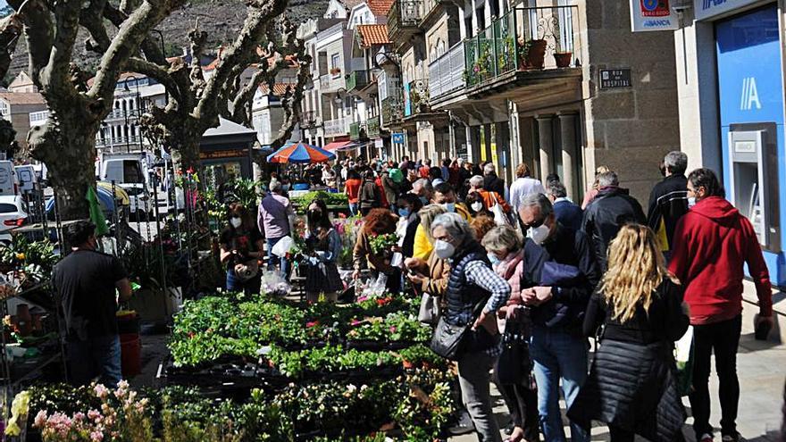 El mercadillo ambulante de Cangas, ayer muy concurrido.   | // G.NÚÑEZ 