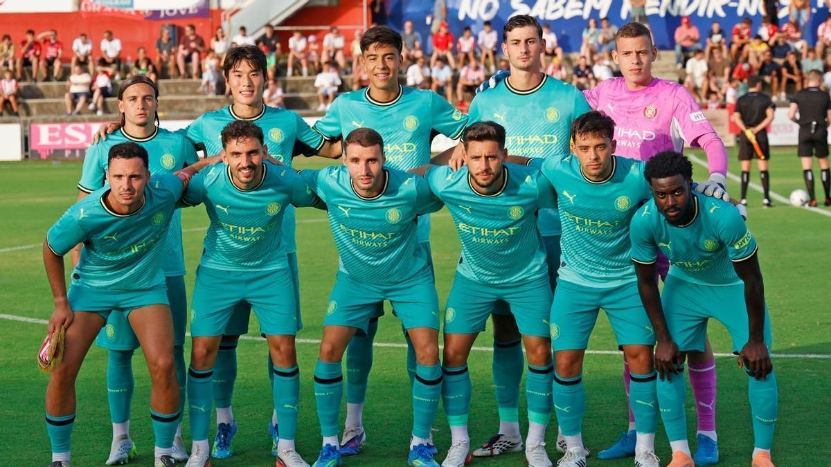 Holmes Junior, a dalt i al mig, titular la setmana passada en l'amistós contra l'Olot.
