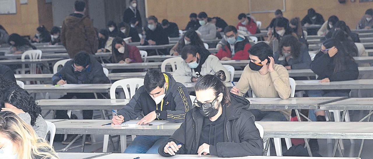 Imagen de exámenes en el polideportivo de la UJI con las limitaciones del coronavirus.