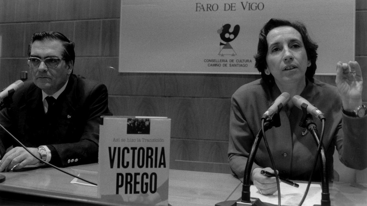 Conferencia de la periodista Victoria Prego en el Club Faro de Vigo, presentado por su homologo Gerardo Gonzalez Martin.