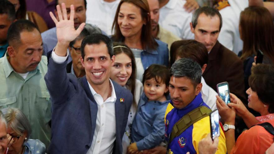 Juan Guaidó saluda a sus simpatizantes.