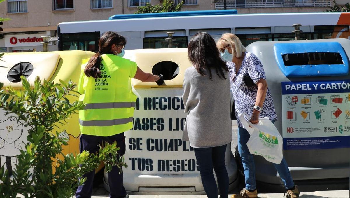 La Ecopatrulla asesora al vecindario sobre reciclaje.
