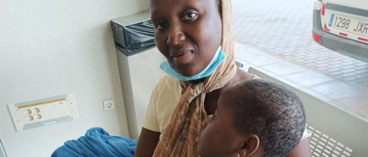 Mabinty Sylla y su hija, ayer, en el hospital de Formentera.