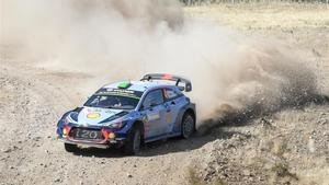 Hayden Paddon, líder del Rally de Cerdeña tras la primera etapa