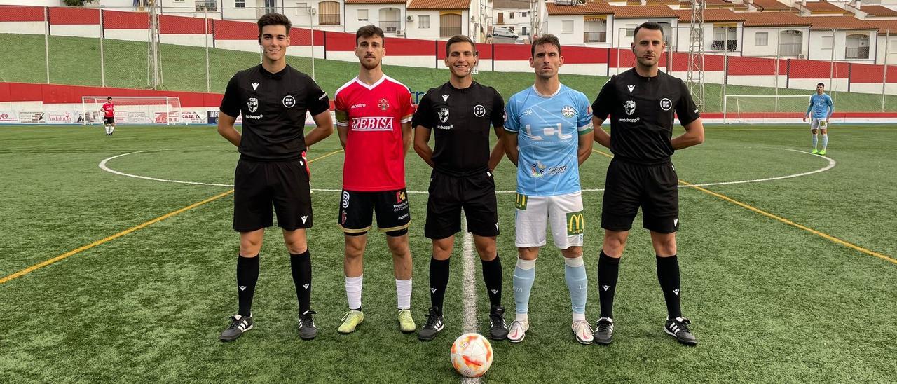 Antolín, capitán del Espeleño, y Marcos Pérez, capitán del Ciudad de Lucena, antes del inicio del derbi en Espiel.