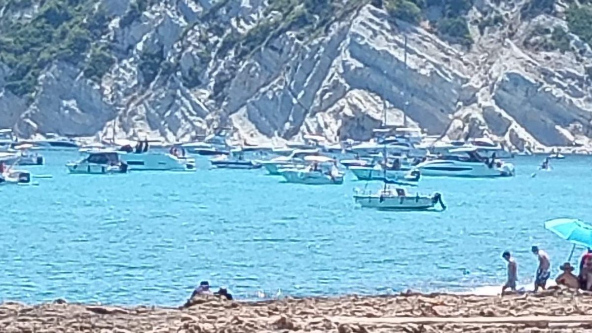 Embarcaciones fondeadas este domingo en la Cala Blanca de Xàbia