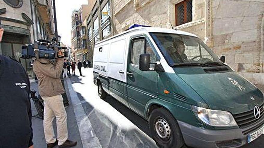 Un furgón policial, a las puertas de la sede de la Audiencia Provincial de Zamora.