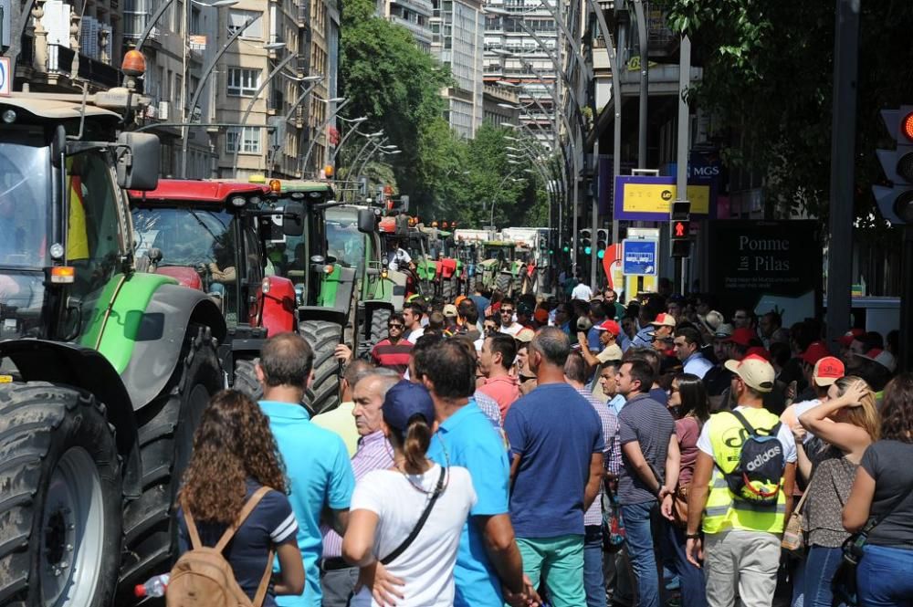 La Gran Vía de Murcia, paralizada por los agricultores