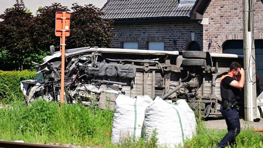 BÉLGICA ACCIDENTE TREN AUTOBÚS | Al menos cuatro muertos tras chocar un autobús escolar contra un tren de pasajeros en Bélgica