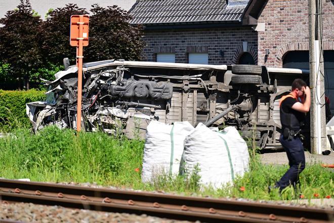 Al menos 4 muertos tras chocar un autobús escolar contra un tren de pasajeros en Bélgica