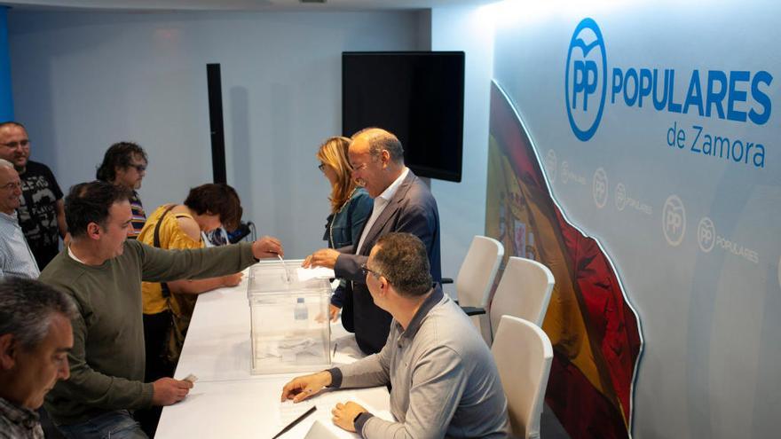 Los concejales del PP en la Tierra del Pan participan en la votación para elegir diputado.