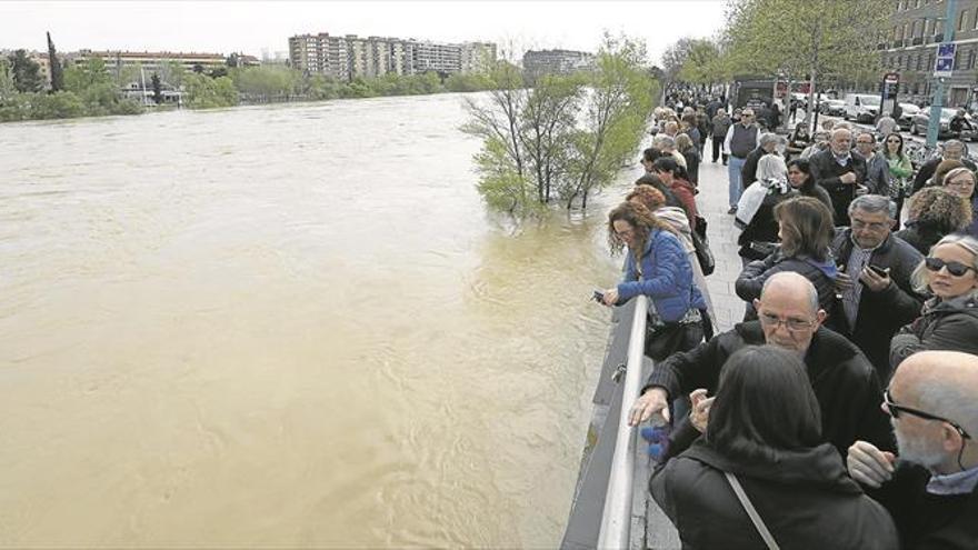 Zaragoza recibe la punta de la crecida sin grandes daños