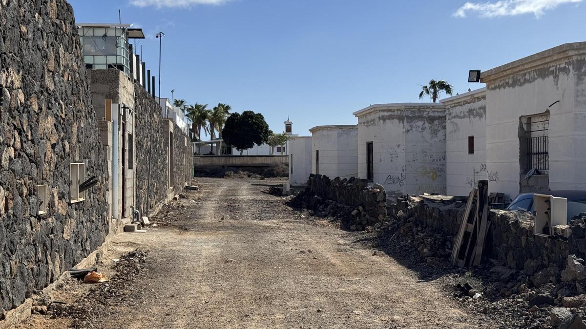 Una de las calles interiores de la urbanización inacabada Club del Rey, en Costa Teguise.